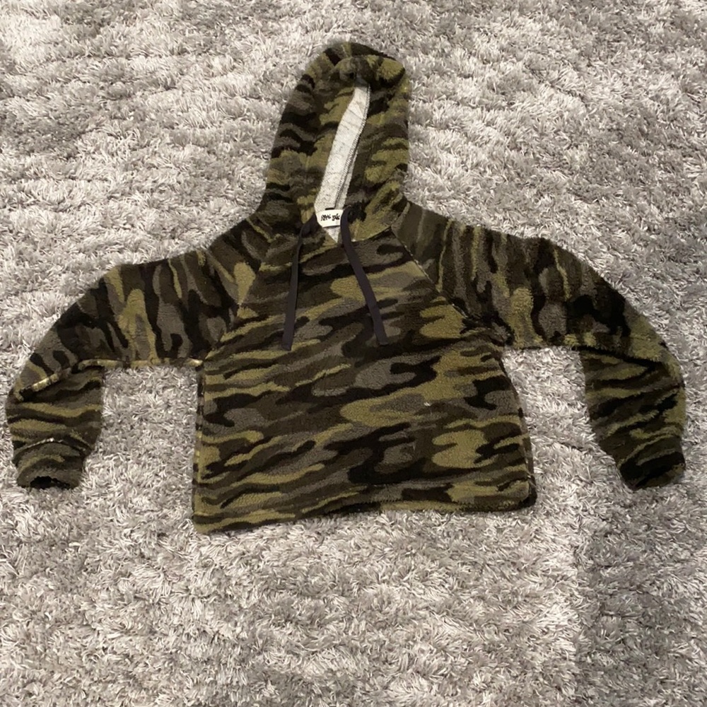 Fluffy, camouflage, slightly cropped long sleeve
